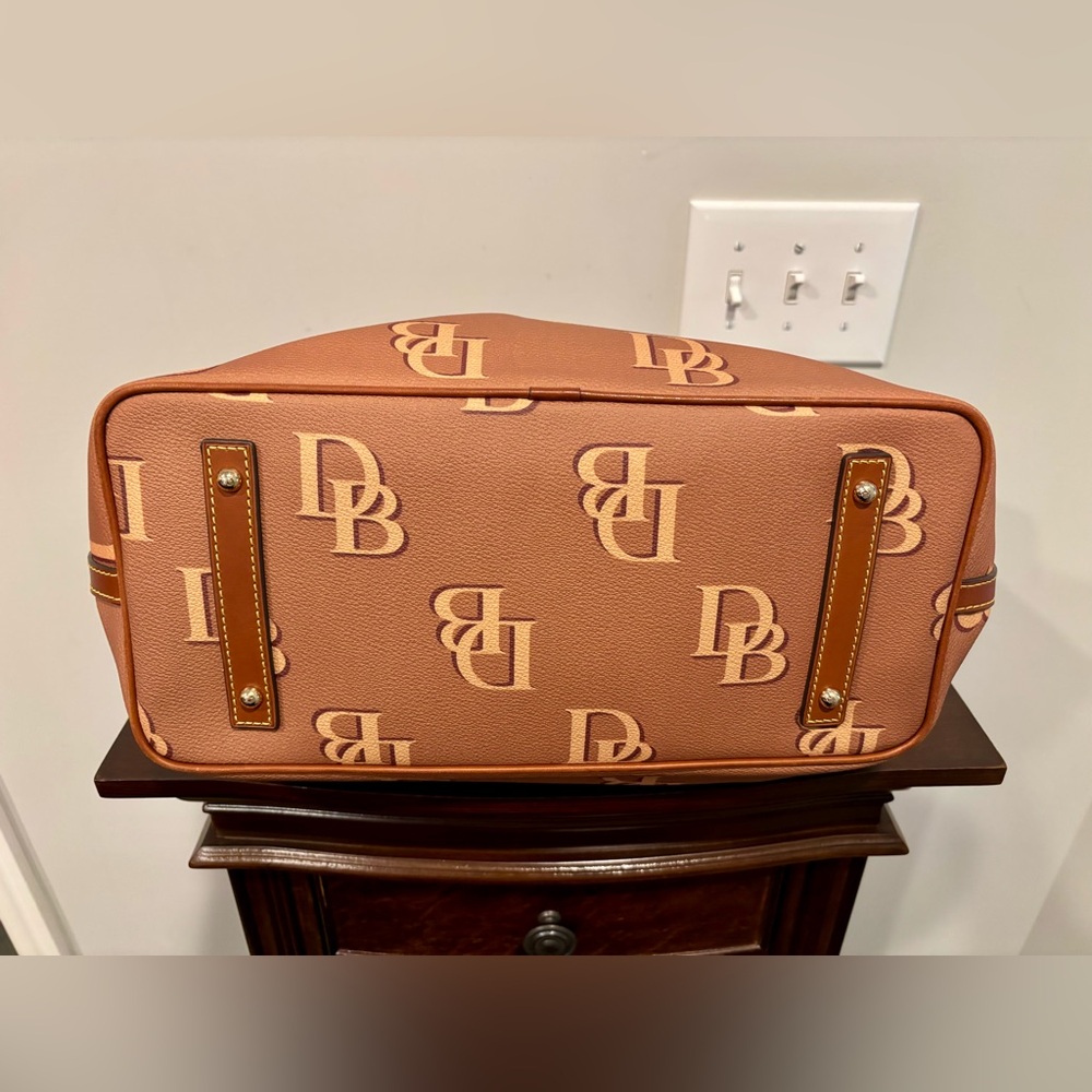 🤎 Authentic Dooney & Bourke Monogram Tote Bag 🤎 - Picture 3 of 9